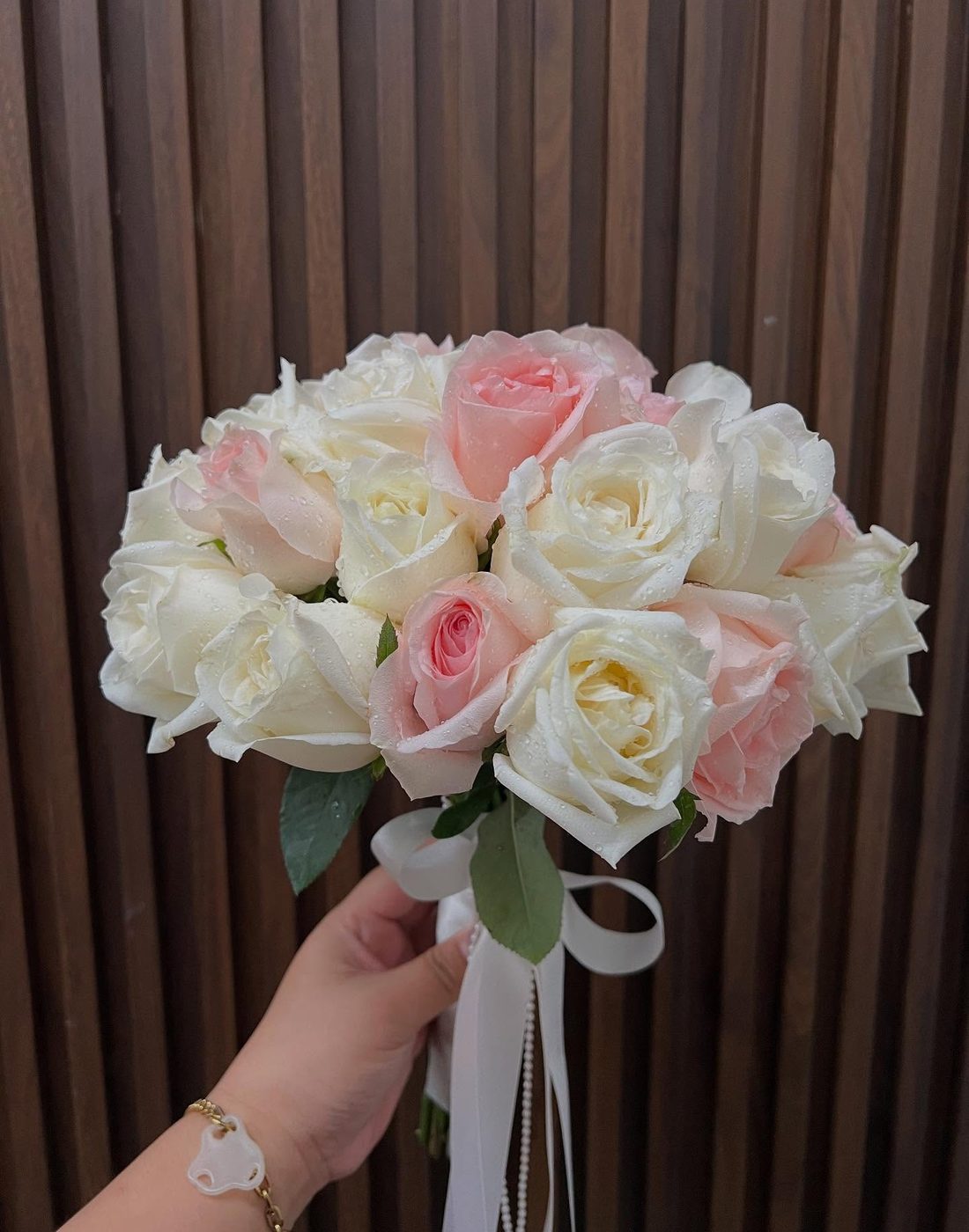 ช่อกุหลาบขาวชมพู